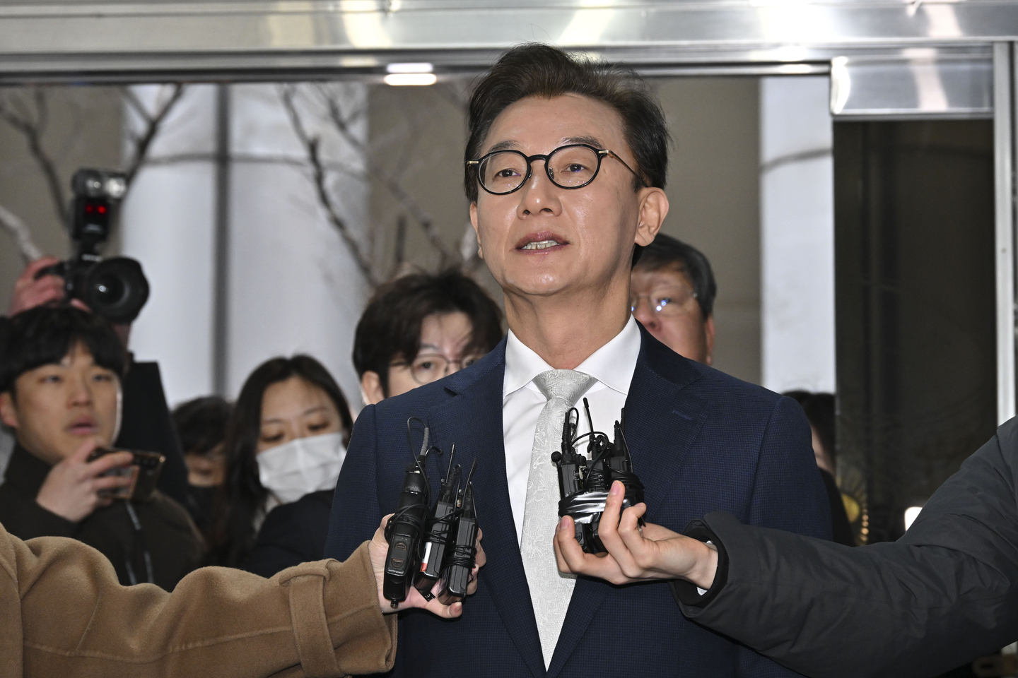 Former Oceans and Fisheries Minister Chun Jae-soo arrives at the Seoul Metropolitan Police Agency in Seodaemun District, western Seoul, on Dec. 19, 2025, as a suspect in an investigation into allegations that he received cash and other valuables from the Unification Church. [JOINT PRESS CORPS]