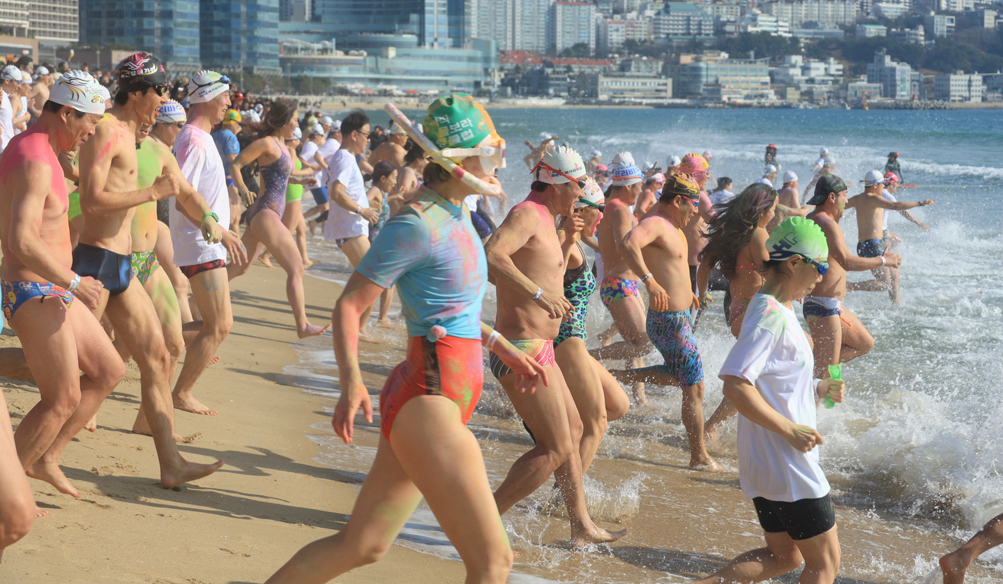 Braving the icy waters of Haeundae Beach, over 2,000 participants plunge into the sea during the 39th Annual Haeundae Polar Bear Festival in Busan on Jan. 18. A total of 12,000 people joined this year's unique winter event. [YONHAP]