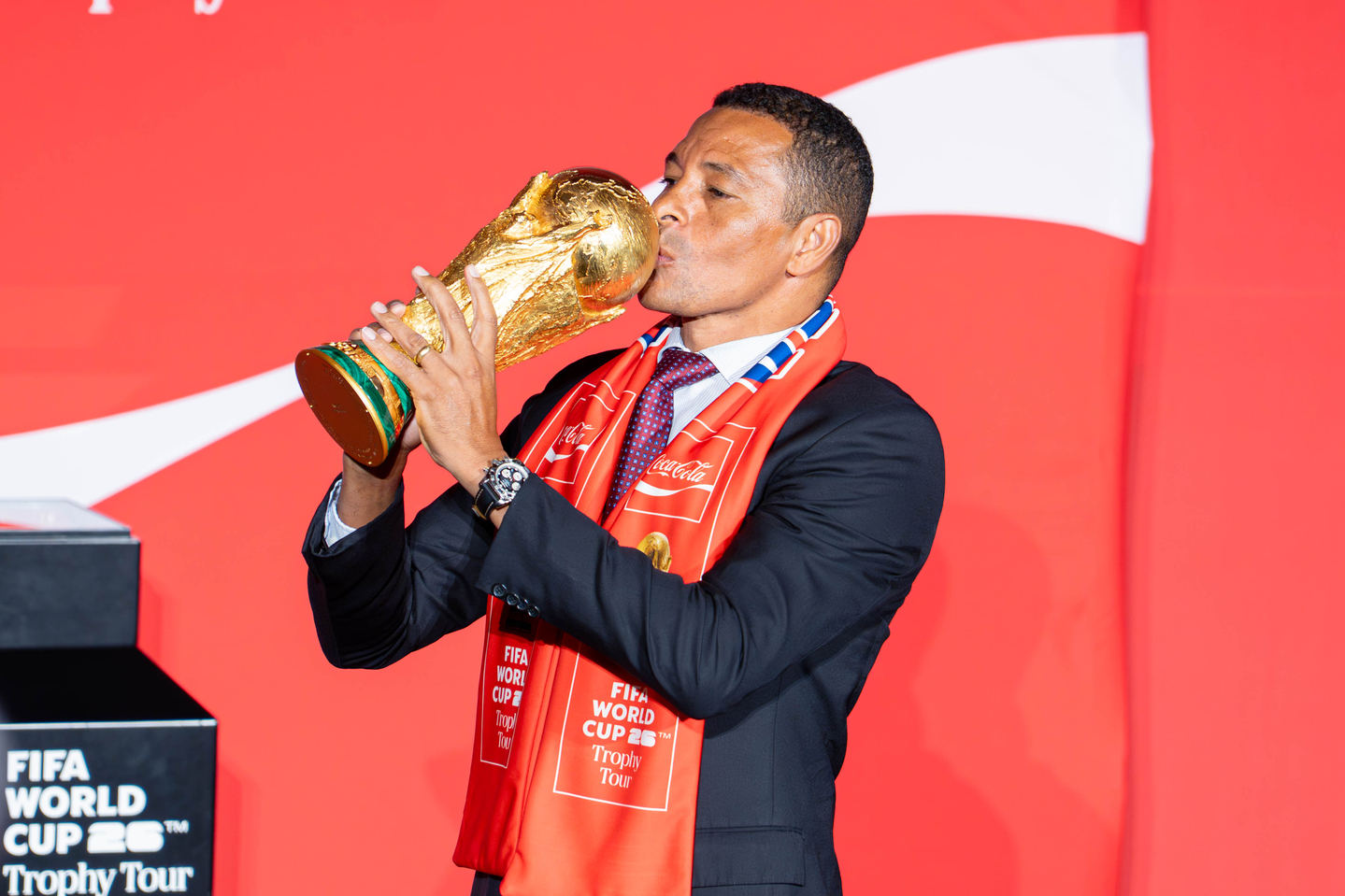 Former Brazilian football player Gilberto Silva kisses the FIFA World Cup trophy during a press conference held as part of the FIFA World Cup Trophy Tour at CGV Yongsan I’Park Mall in central Seoul on Jan. 16. [DANIELA GONZALEZ PEREZ]