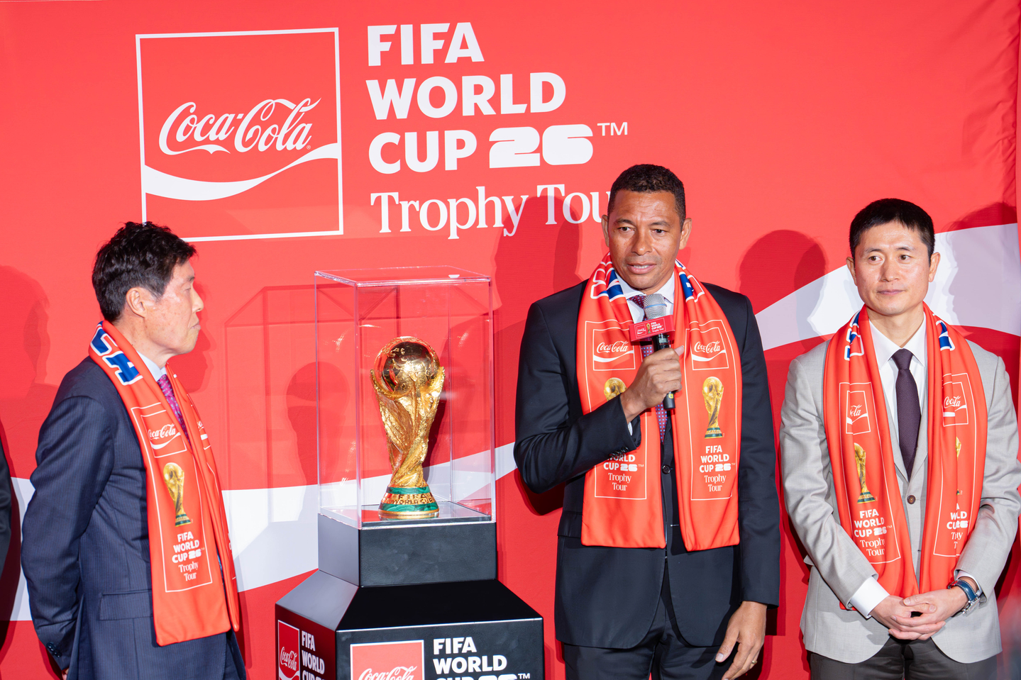 Former Brazilian football player Gilberto Silva, center, speaks during a press conference held as part of the FIFA World Cup Trophy Tour at CGV Yongsan I’Park Mall in central Seoul on Jan. 16. [DANIELA GONZALEZ PEREZ]