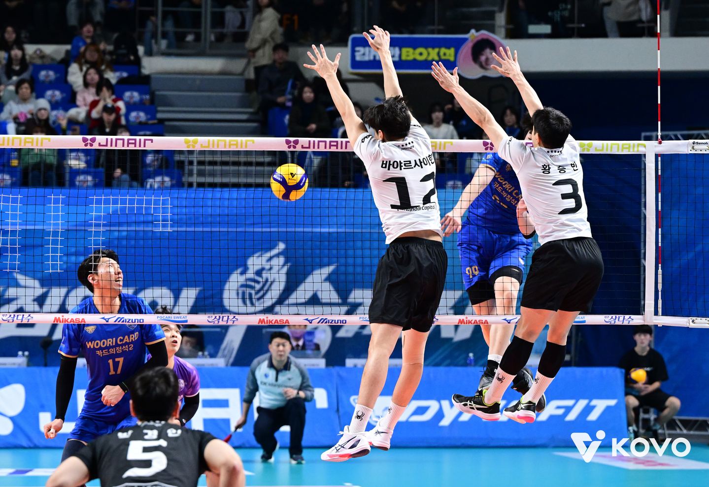 Players of the Cheonan Hyundai Capital Skywalkers block a spike during a match against the Seoul Woori Card Woori Won. [KOVO]