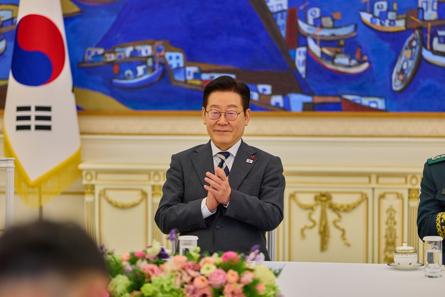 President Lee Jae Myung applauds during a reception following a ceremony for the promotion, assignment reporting and rank insignia presentation for newly promoted three-star generals at the main building of the Blue House in central Seoul on Jan. 16. [BLUE HOUSE]