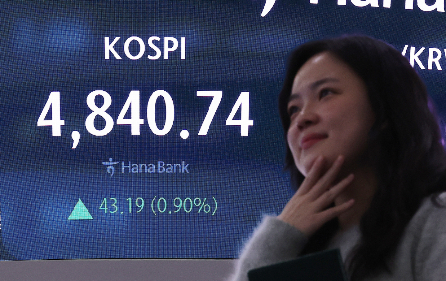 A screen in Hana Bank's trading room in central Seoul shows the Kospi closing at 4,840.74 points on Jan. 16, up 43.19 points, or 0.9 percent, from the previous trading session. [YONHAP]
