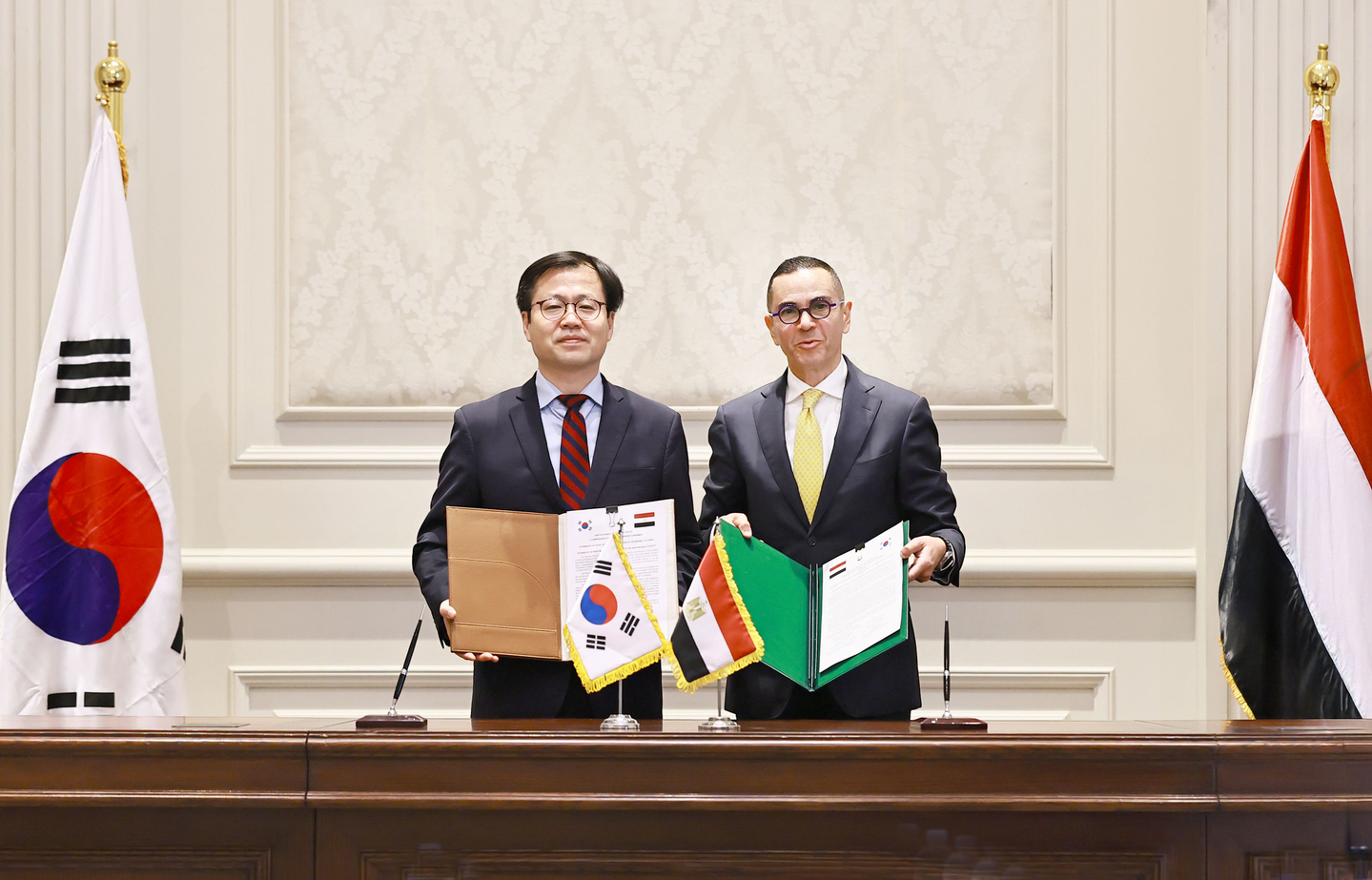 Korea's Trade Minister Yeo Han-koo, left, and his Egyptian counterpart, Hassan El-Khatib, pose for a photo as they hold up a joint statement on the two countries' commitment to push ahead with negotiations for a comprehensive economic partnership agreement, in this photo provided by the Ministry of Trade, Industry and Resources on Jan. 18. [MINISTRY OF TRADE, INDUSTRY AND RESOURCES]