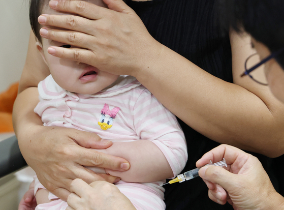 A child receives a flu shot at a pediatric clinic in September as the 2025-26 national influenza vaccination program begins. [NEWS1] 