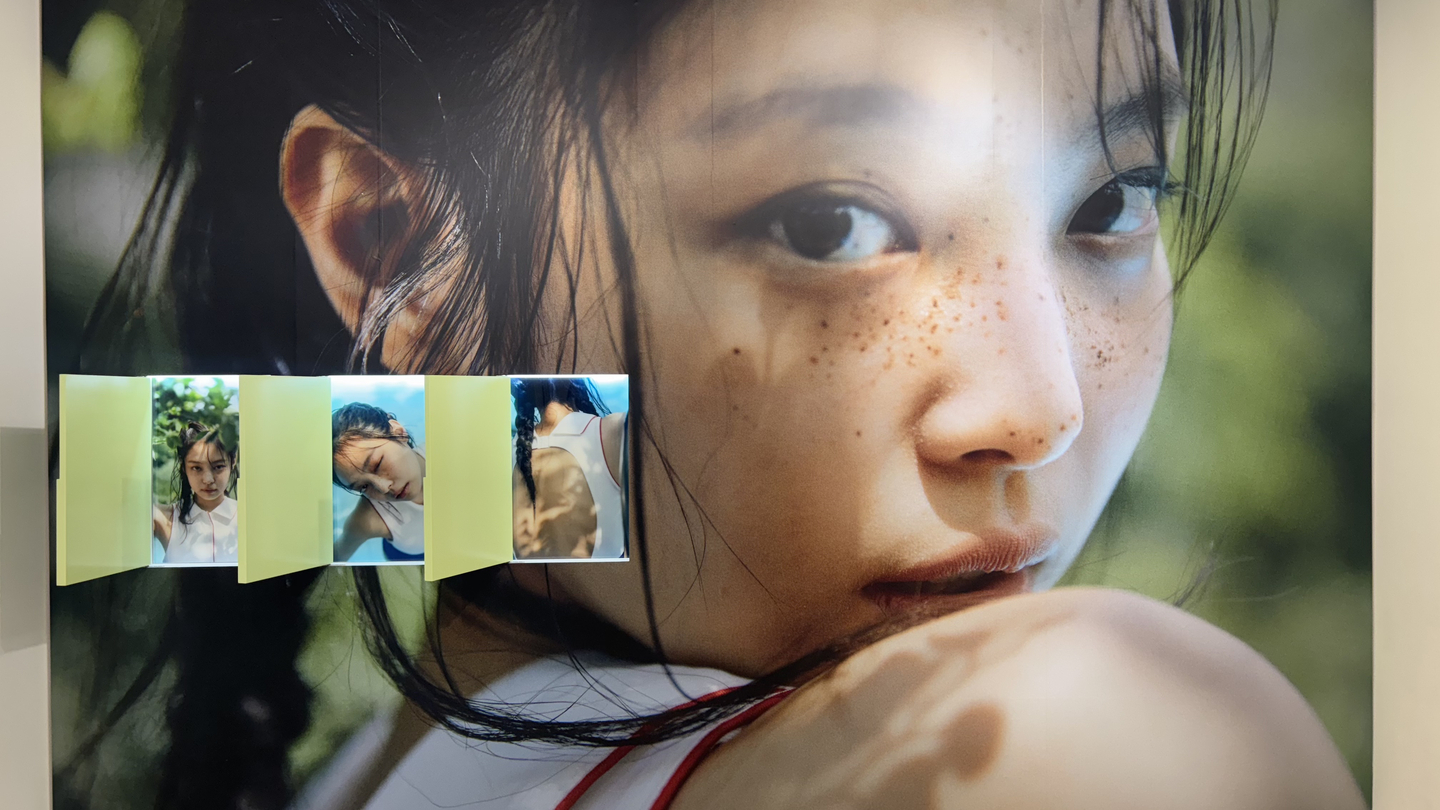 Photos are displayed on the second floor of singer Jennie’s first photo exhibition, "J2NNI5," at Youthquake in Jongno District, central Seoul, on Jan. 16, the opening day of the two-week exhibition. The show features images taken when Jennie was 25 and runs through Jan. 29 to mark her 30th birthday. [KIM MYEONG-JI]
