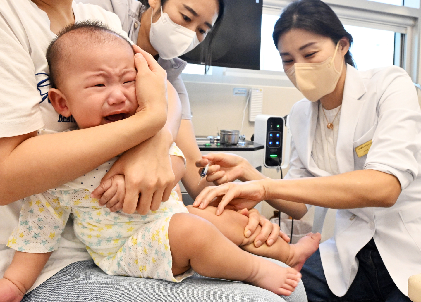 A child is receiving a vaccination at the Iblee Children and Adolescent Clinic in Yeongtong District, Suwon, Gyeonggi on Sept. 22, 2025, the day the national influenza vaccination program began. [YONHAP]