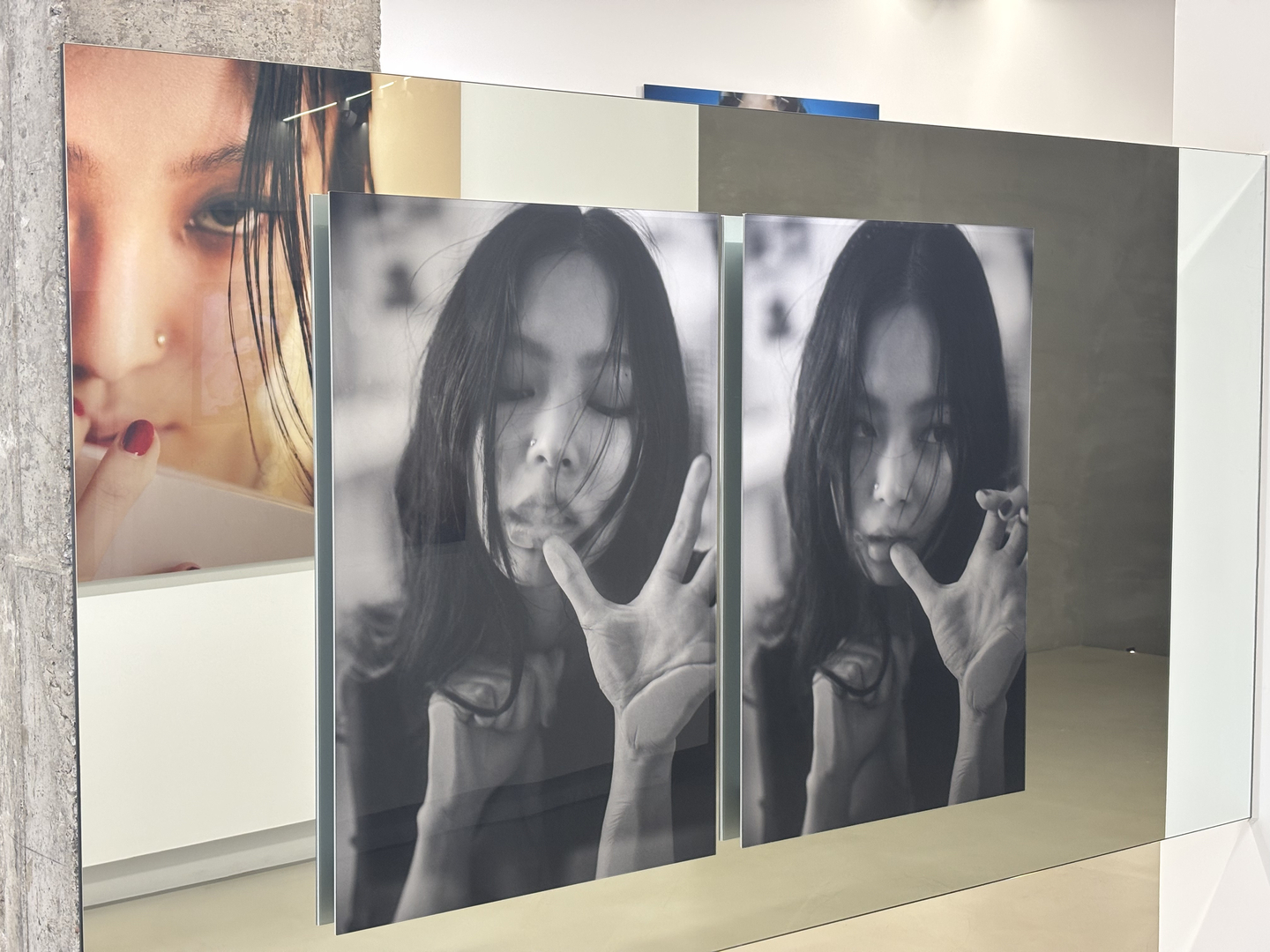 Photos are displayed on the second floor of singer Jennie’s first photo exhibition, "J2NNI5," at Youthquake in Jongno District, central Seoul, on Jan. 16, the opening day of the two-week exhibition. The show features images taken when Jennie was 25 and runs through Jan. 29 to mark her 30th birthday. [KIM MYEONG-JI]