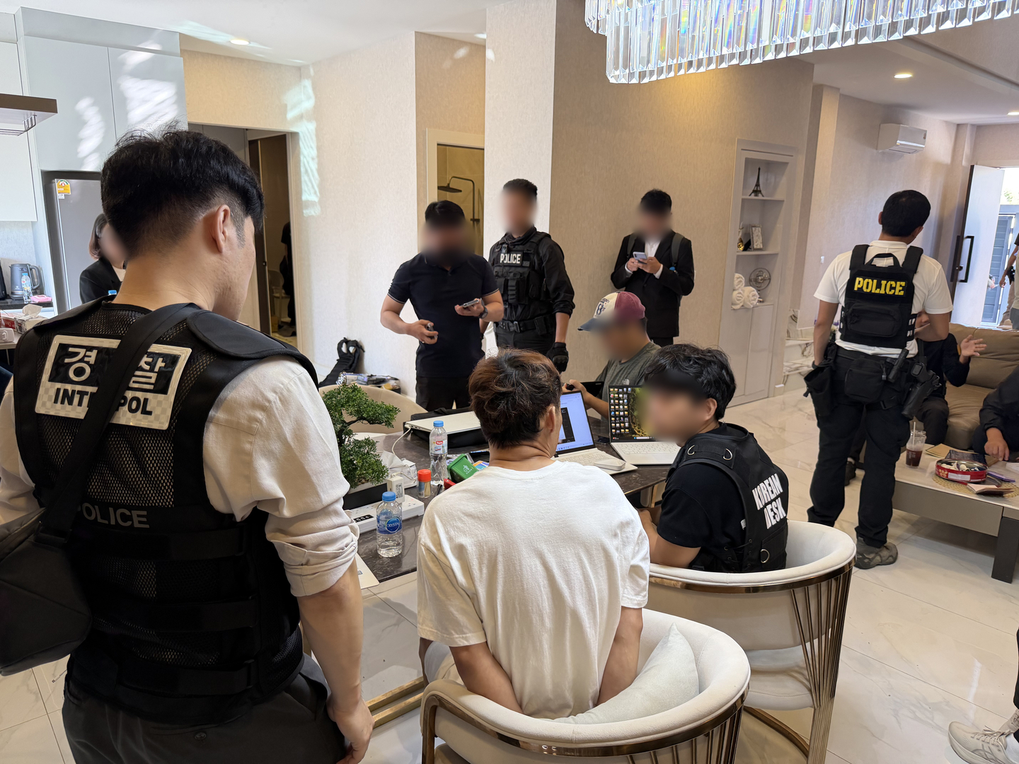 Korean law enforcement including officials from the National Intelligence Service are seen during a crackdown on a criminal ring that conducted scams on Koreans in Thailand on Jan. 8, in this photo provided by the National Police Agency and unrelated to the story. [NATIONAL POLICE AGENCY] 