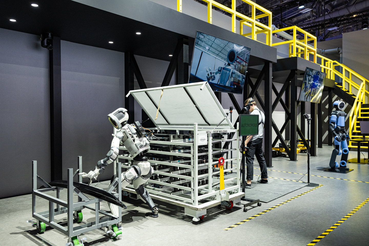 Atlas demonstrates moving auto parts at the Hyundai Motor Group exhibition booth at CES 2026 in Las Vegas on Jan. 18. [HYUNDAI MOTOR GROUP]