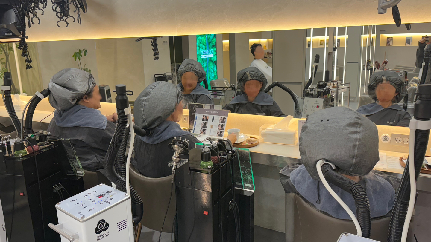 Overseas customers have steaming devices on to open pores at the premium hair salon EcoJardin in Songpa District, western Seoul, on Jan. 13. [WOO JI-WON]