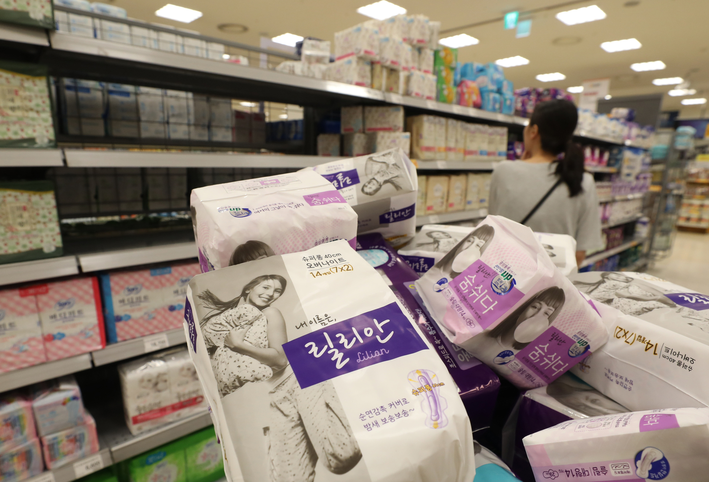 Lillian sanitary pads are seen in a cart at a supermarket in Seoul on Aug. 23, 2017. [NEWS1]