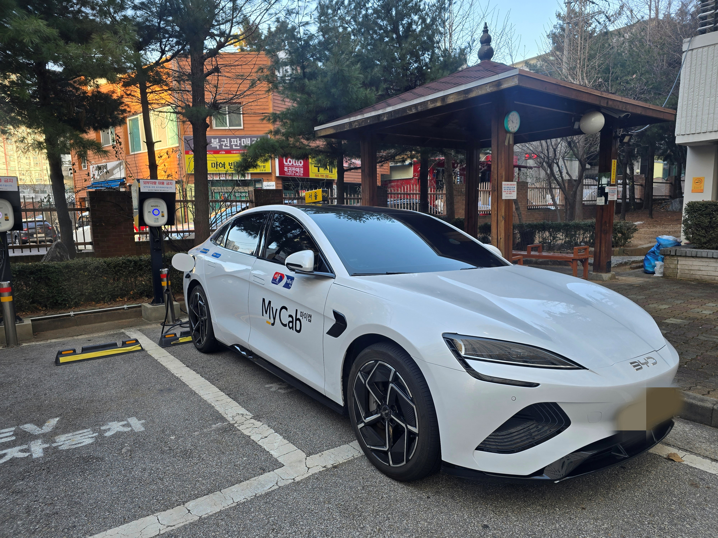 Pictured is a Seal, a midsize electric sedan by Chinese automaker BYD, which 19-year veteran private taxi driver Lee Gwang-jae purchased in August 2025. [LEE SU-JEONG]