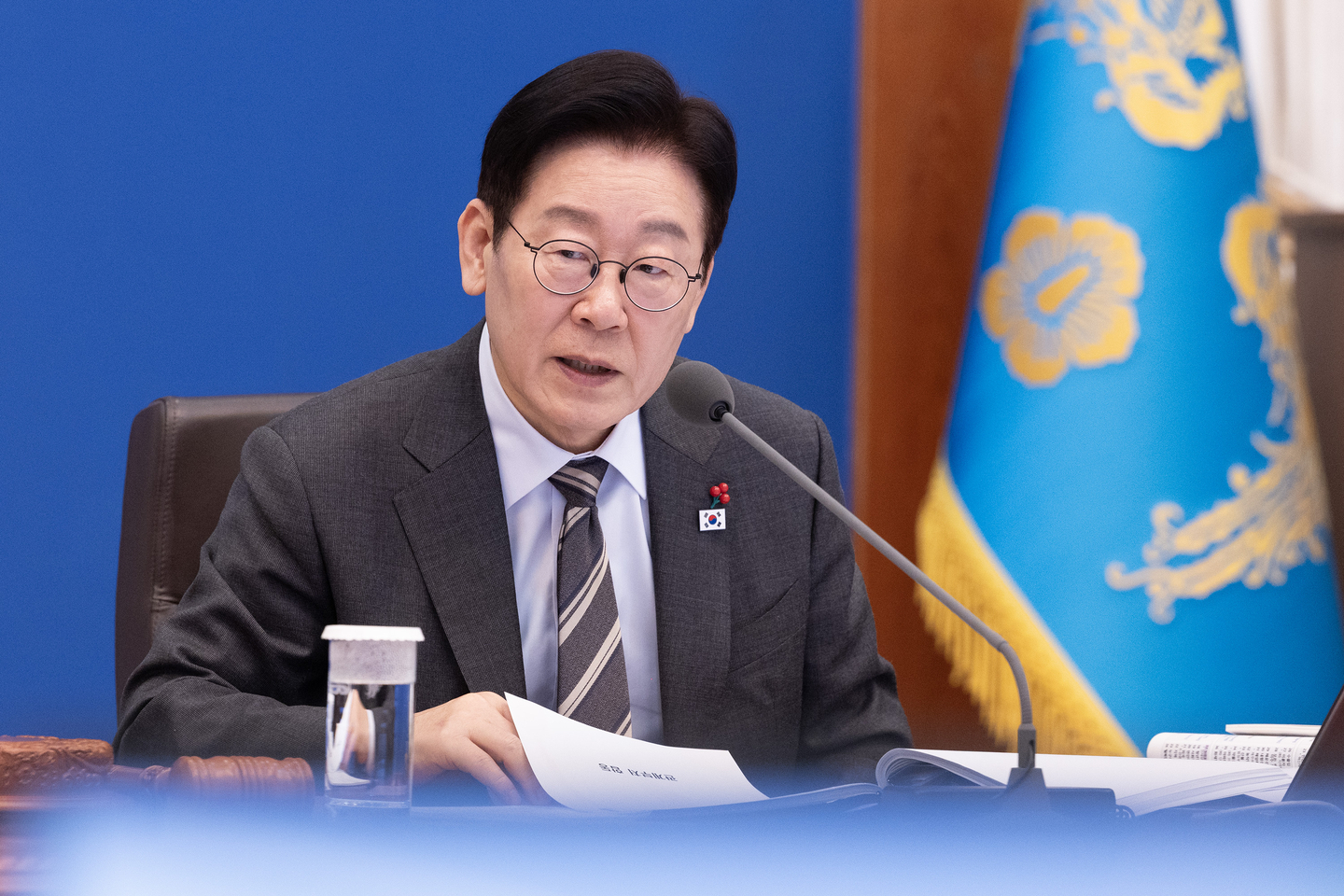 President Lee Jae Myung chairs a Cabinet meeting at the main building of the Blue House in central Seoul on Jan. 20. [JOINT PRESS CORPS]