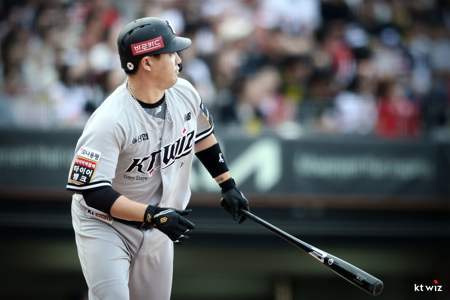KT Wiz catcher Jang Sung-woo hits a solo home run in the bottom of the fifth inning during a KBO game against the LG Twins at Suwon KT Wiz Park in Suwon, Gyeonggi, on Sept. 4, 2025. [YONHAP]