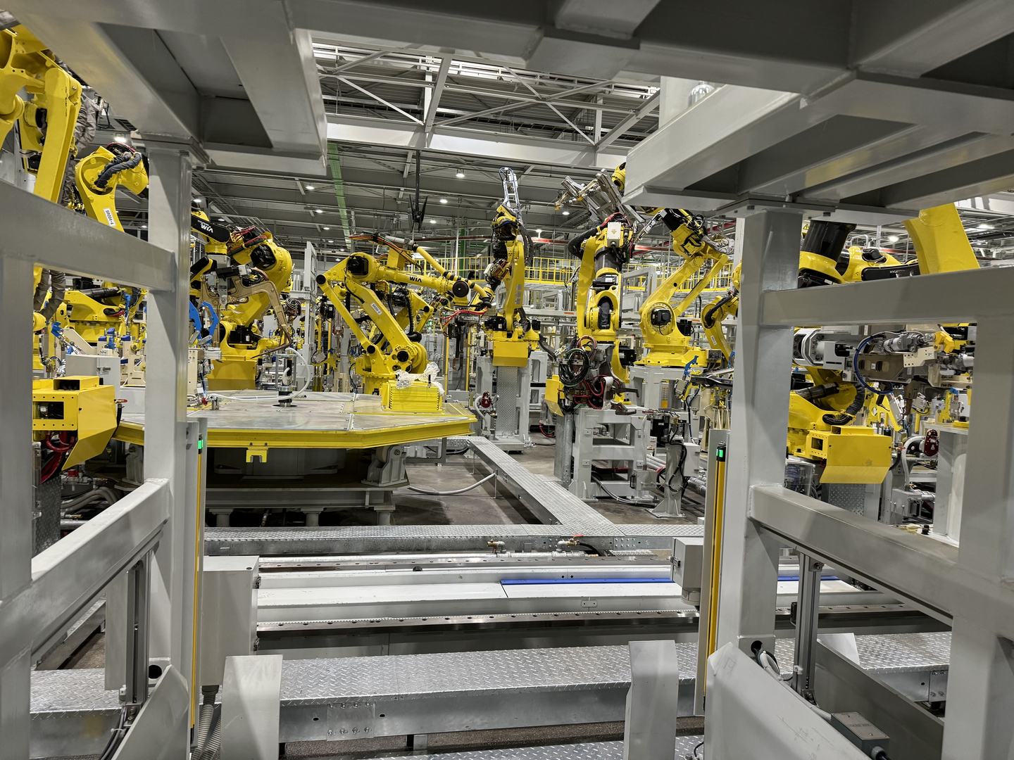 An interior view of Kia Autoland Gwangmyeong in Gwangmyeong, Gyeonggi. The plant, which began operations in 1973 as Korea’s first fully integrated automobile factory using a conveyor belt system, has since been transformed into a facility where robotic arms, including collaborative robots, carry out assembly work. [KO SUK-HYUN]