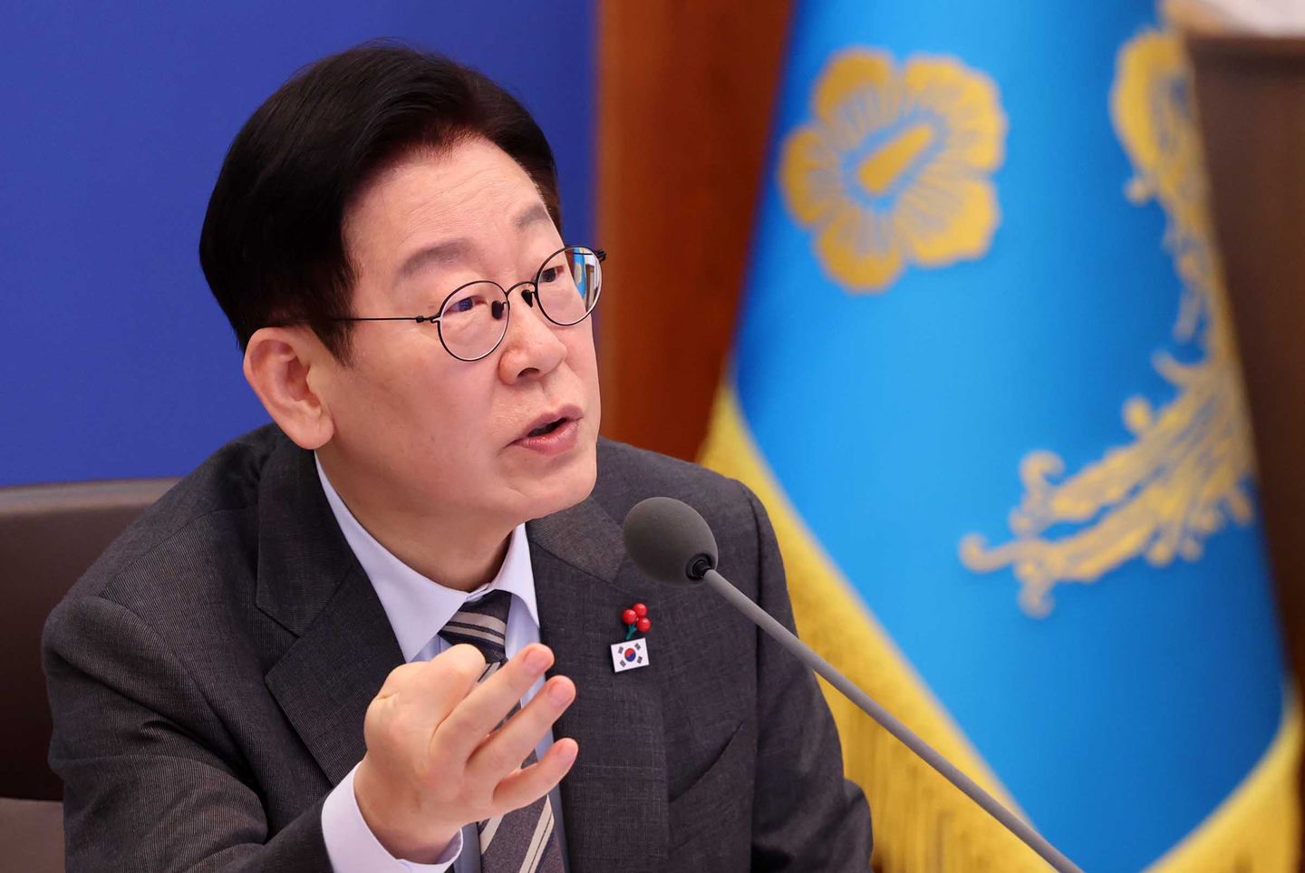 President Lee Jae Myung chairs a Cabinet meeting at the Blue House in central Seoul on Jan. 20. [JOINT PRESS CORPS]