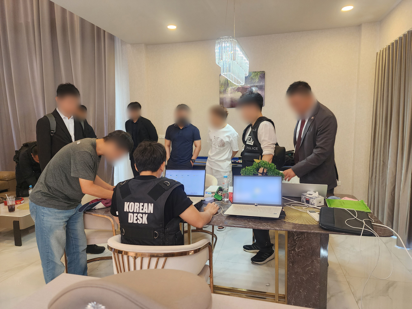 Korean law enforcement including officials from the National Intelligence Service are seen during a crackdown on a criminal ring that conducted scams on Koreans in Thailand on Jan. 8, in this photo provided by the National Police Agency and unrelated to the story. [NATIONAL POLICE AGENCY] 