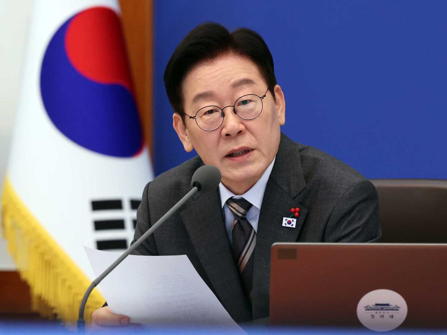 President Lee Jae Myung chairs a Cabinet meeting at the main building of the Blue House in central Seoul on Jan. 20. [JOINT PRESS CORPS]