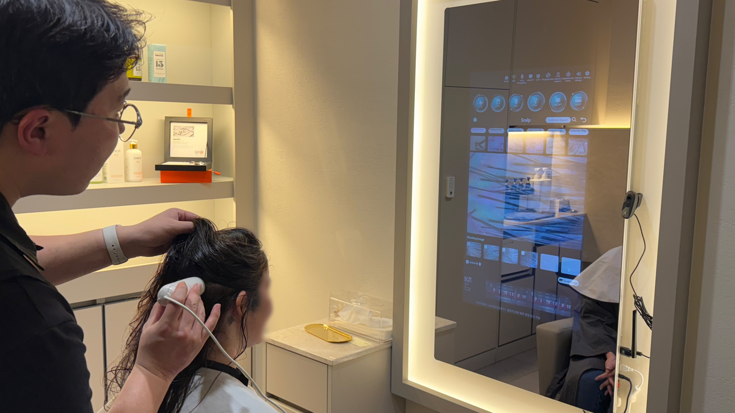 A microscope is used to monitor a customer’s scalp at EcoJardin in Songpa District, southern Seoul, Jan. 13. [WOO JI-WON]