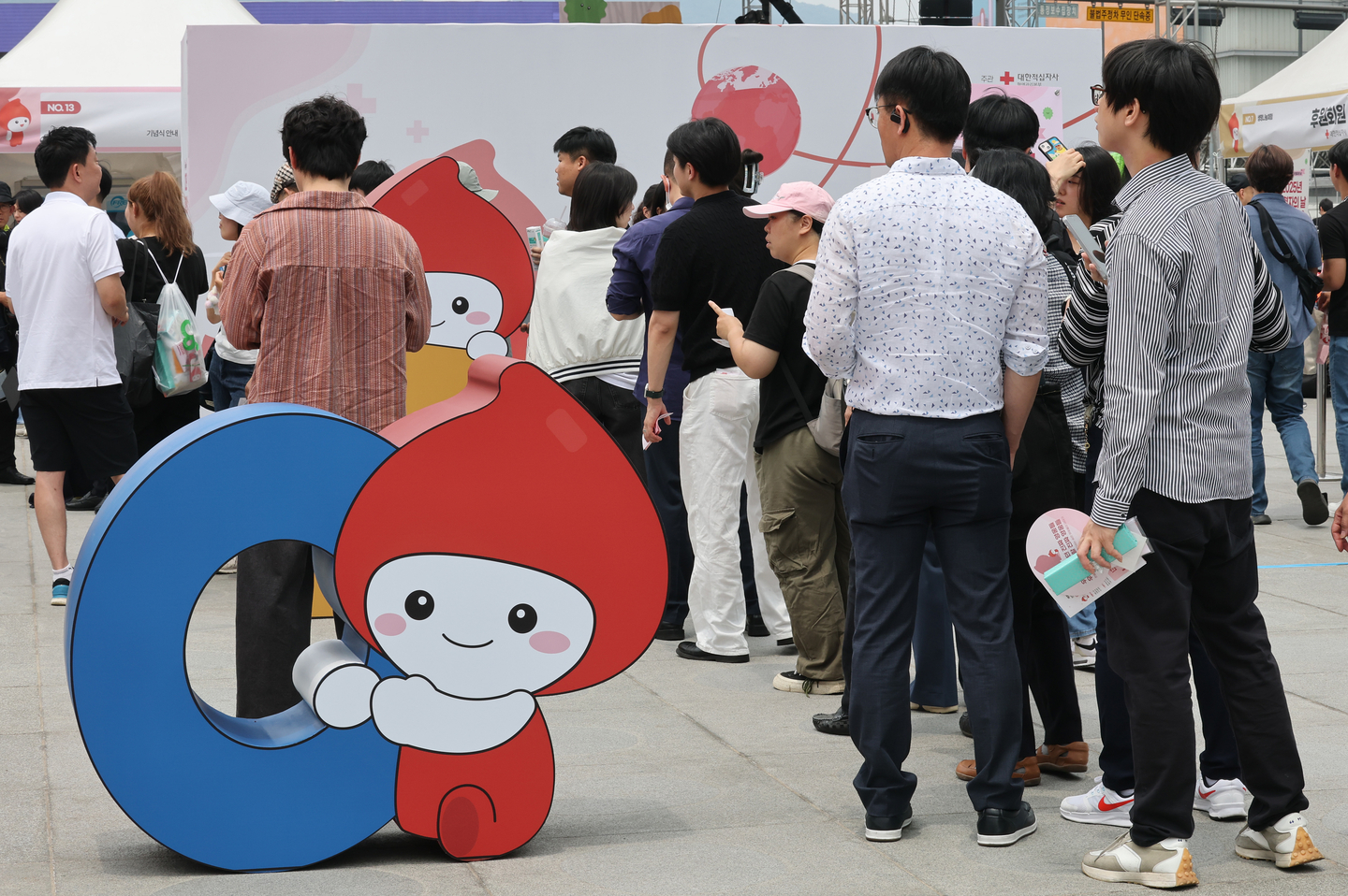 People look around booths during an event marking Blood Donor Day at Gwanghwamun Square in Jongno District, central Seoul, on June 13, 2025. World Blood Donor Day falls on June 14 annually. [NEWS1] 