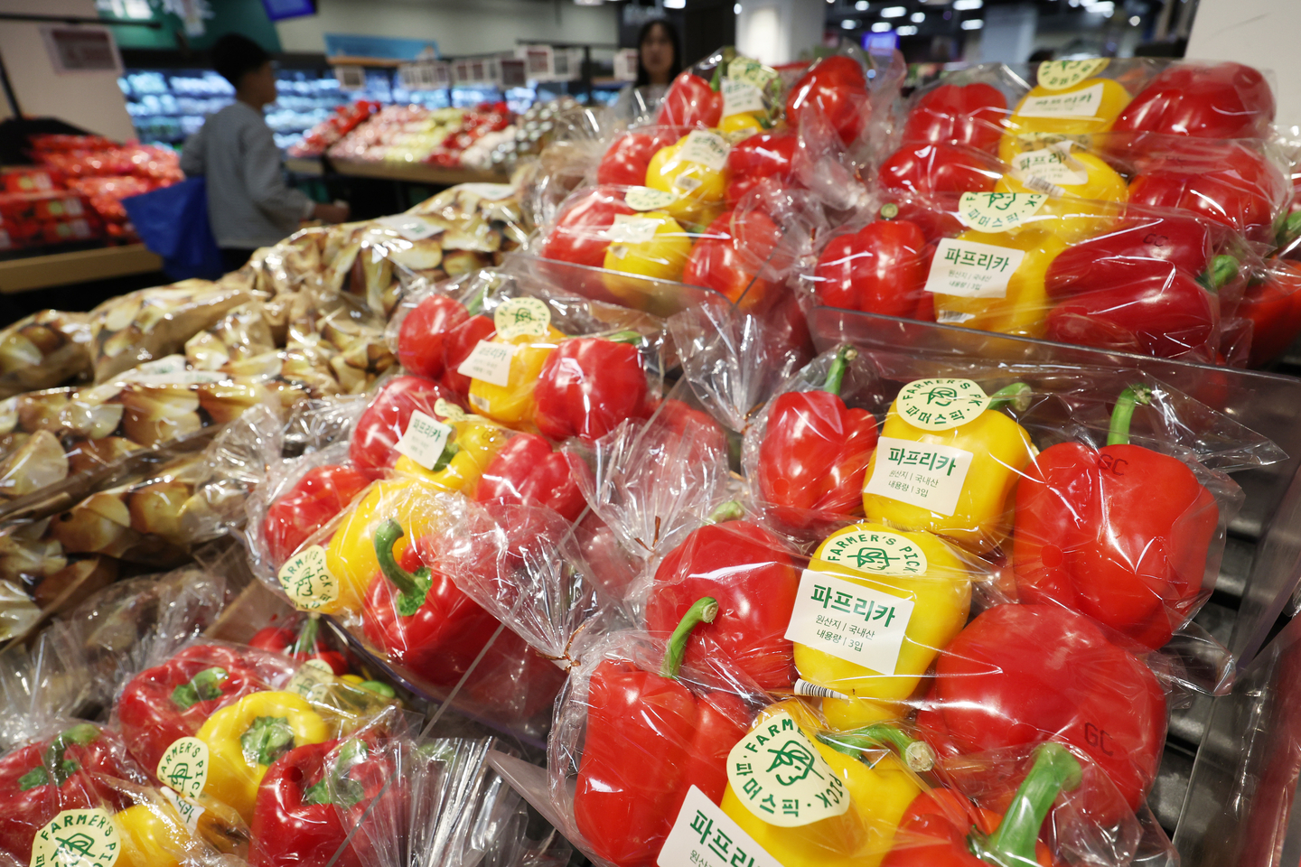 Vegetables are displayed at a supermarket in Seoul on Jan. 18. [YONHAP]