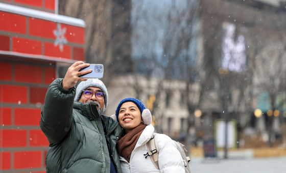 Tourists take a selfie at the Gwanghwamun Square in central Seoul on Jan. 12, 2026. [NEWS1]