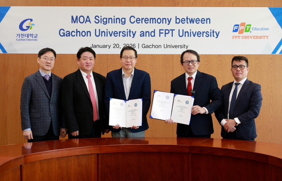 Officials from Gachon University and Vietnam’s FPT University pose for a photo at a signing ceremony on Jan. 20. [GACHON UNIVERSITY]