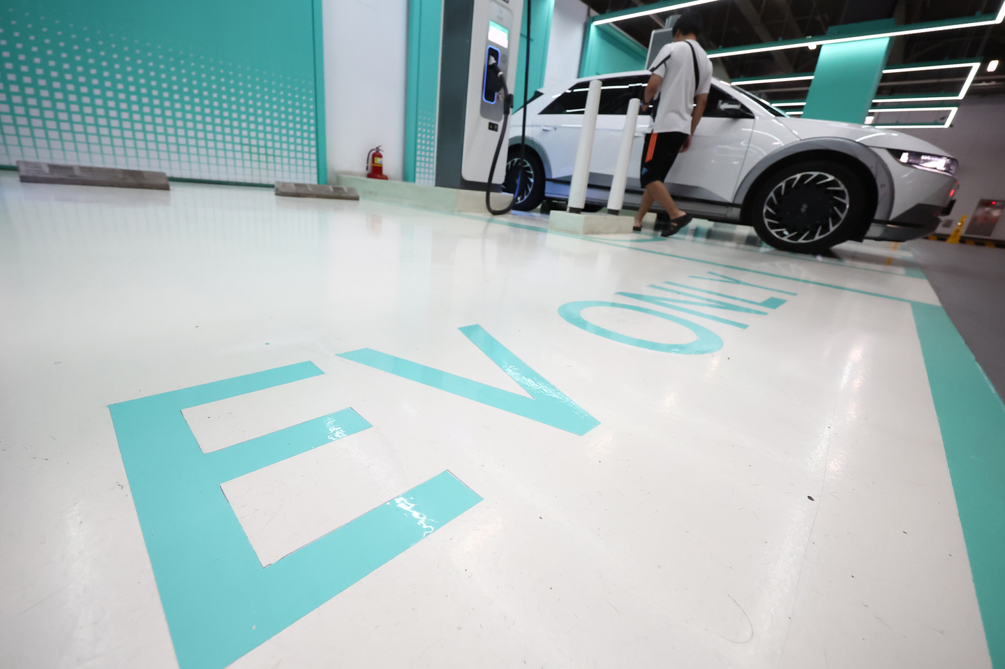 A driver charges an EV at a charging station in Seoul on Aug. 29, 2025. [NEWS1]