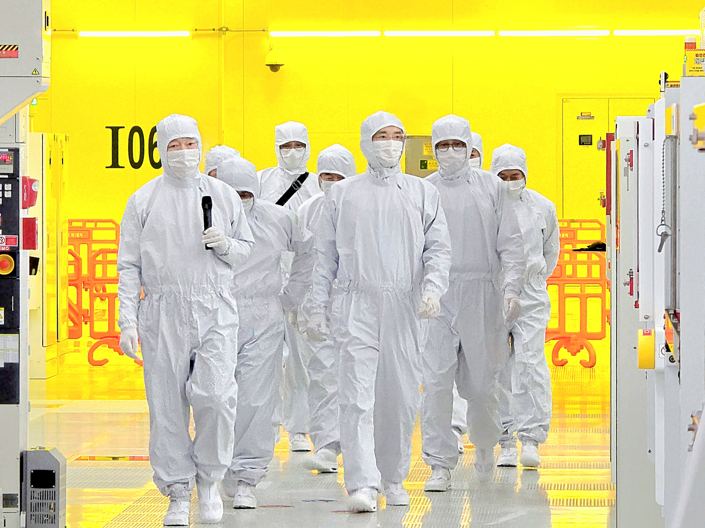 Samsung Electronics Chairman Lee Jae-yong, front right, inspects the clean room facilities at the company's advanced semiconductor research and development complex in Yongin, Gyeonggi, on Dec. 22, 2025. [YONHAP]