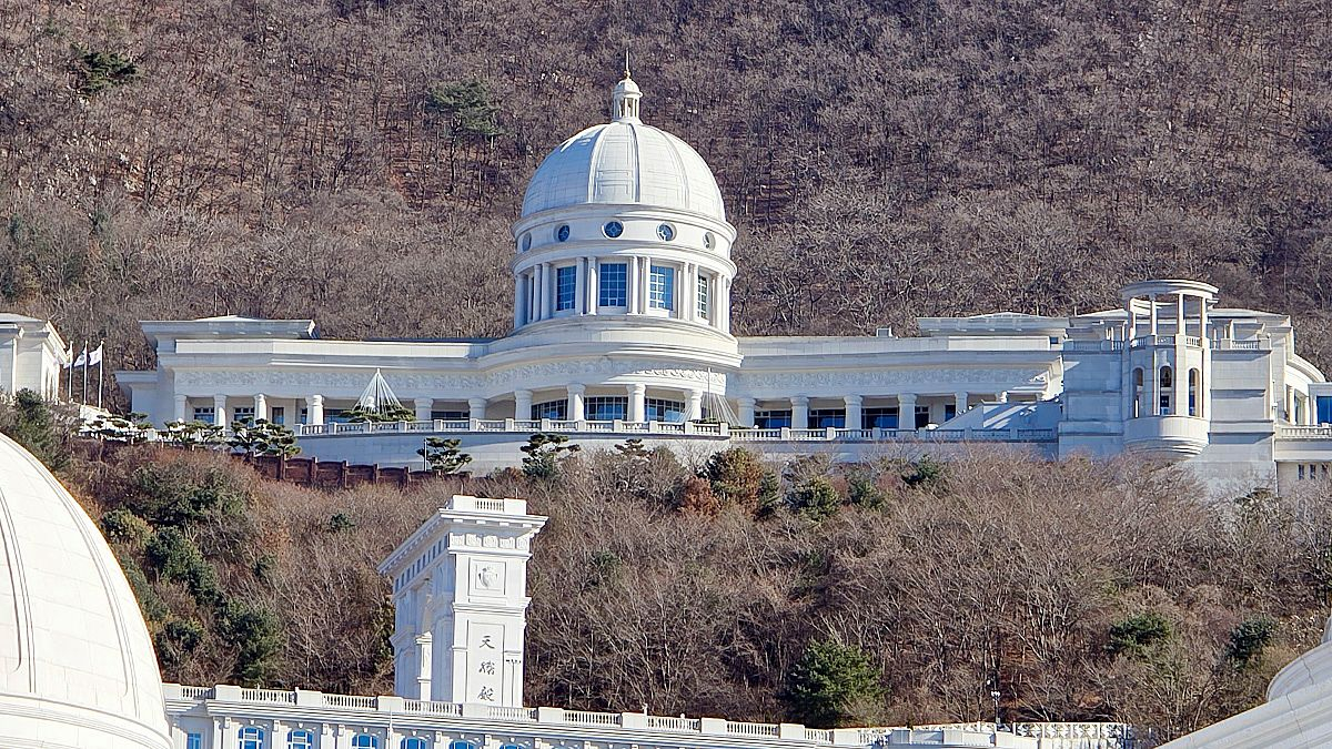The Unification Church's headquarters Cheon Jeong Gung, top, and its major facility Cheon Seung Jeon, bottom, in Gapyeong, Gyeonggi [SON SUNG-BAE]