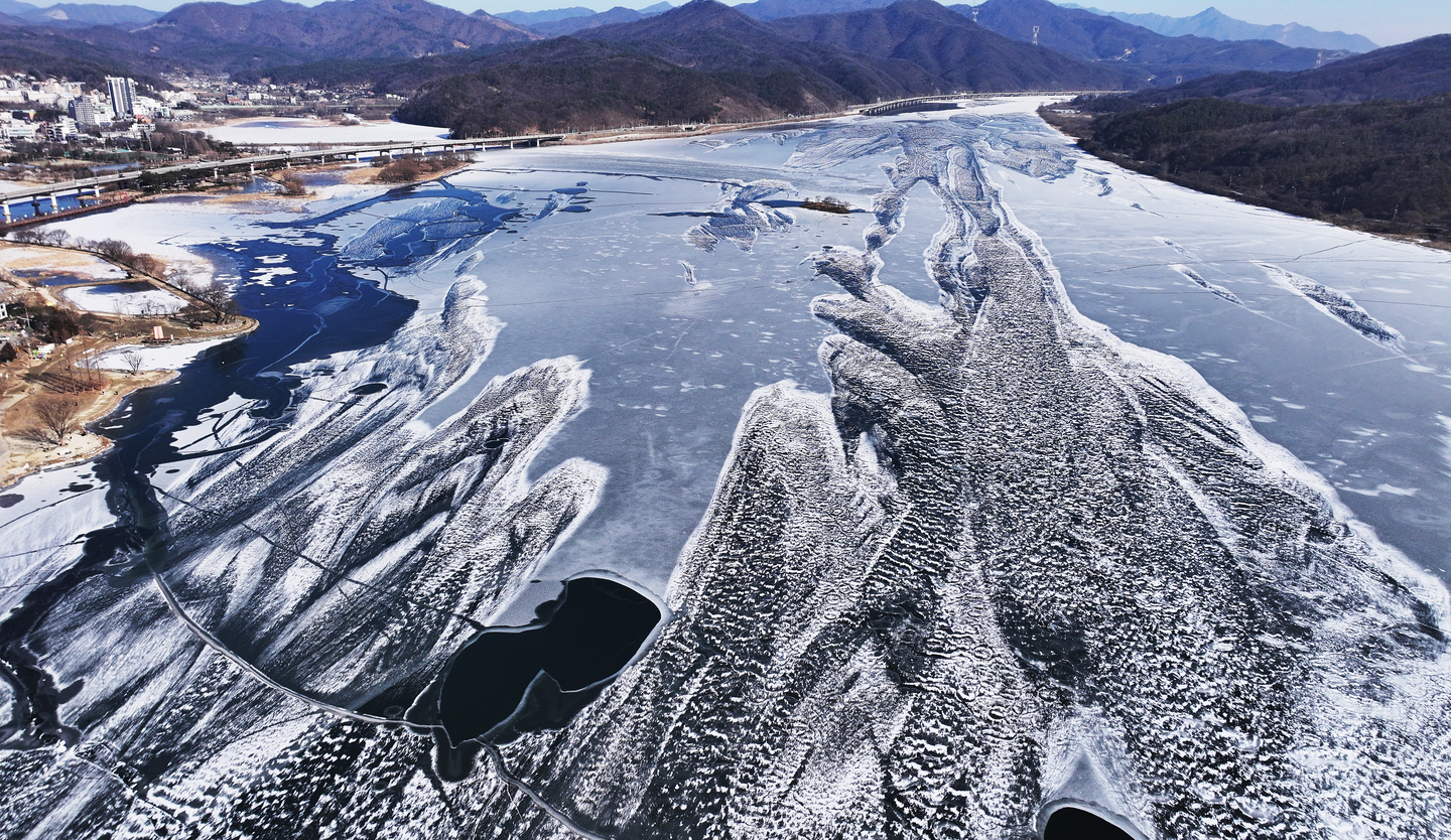 The Namhan River near Dumulmeori in Yangpyeong County, Gyeonggi, lies frozen as a powerful cold wave swept across the country on Jan. 20. [YONHAP]