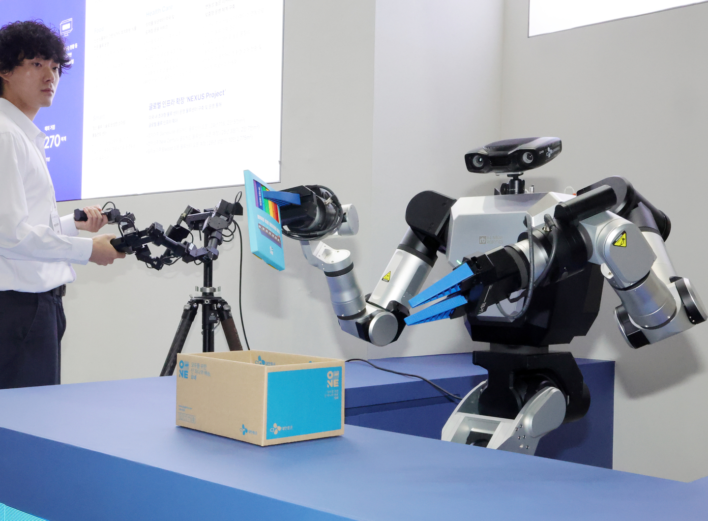 CJ Logistics showcases advanced logistics services, including dual-arm robots, at a logistics industry exhibition at Kintex in Goyang, Gyeonggi, on April 22, 2025. [YONHAP]