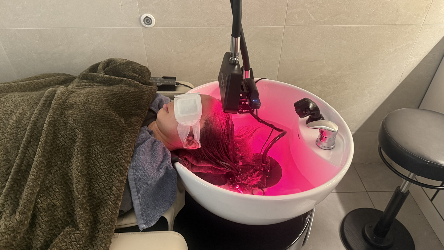 Water cascades over a foreign customer's head during head spa treatment at hair salon EcoJardin in Songpa District, southern Seoul, on Jan. 13. [WOO JI-WON]