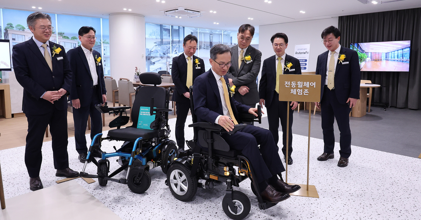 KB Life Insurance CEO Jung Moon-chul tours the Age Tech Lab with attendees ahead of the opening ceremony of the KB Golden Life Flagship Center at KB Life Tower in Yeoksam, Gangnam District, southern Seoul, on Jan. 20. The new center offers one-stop comprehensive life consulting services spanning insurance, asset management, senior care and support. [NEWS1]