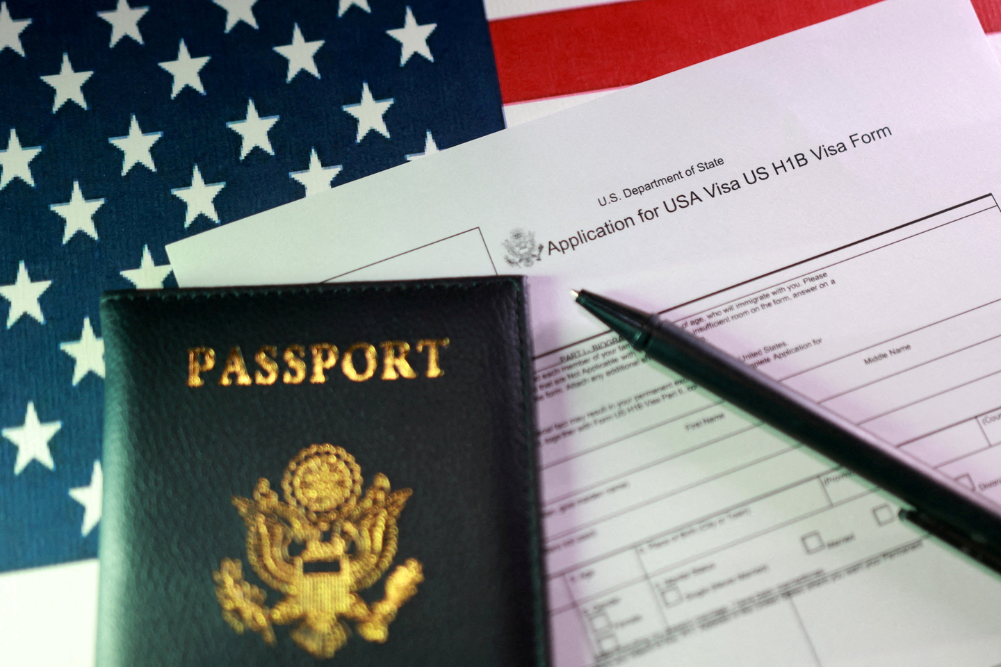 A U.S. flag, a passport and a U.S. H-1B Visa application form are seen in this illustration from on Sept. 22, 2025. [REUTERS/YONHAP]