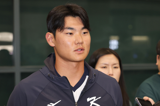 Kim Ju-won speaks to reporters at Incheon International Airport on Jan. 20. [NEWS1] 