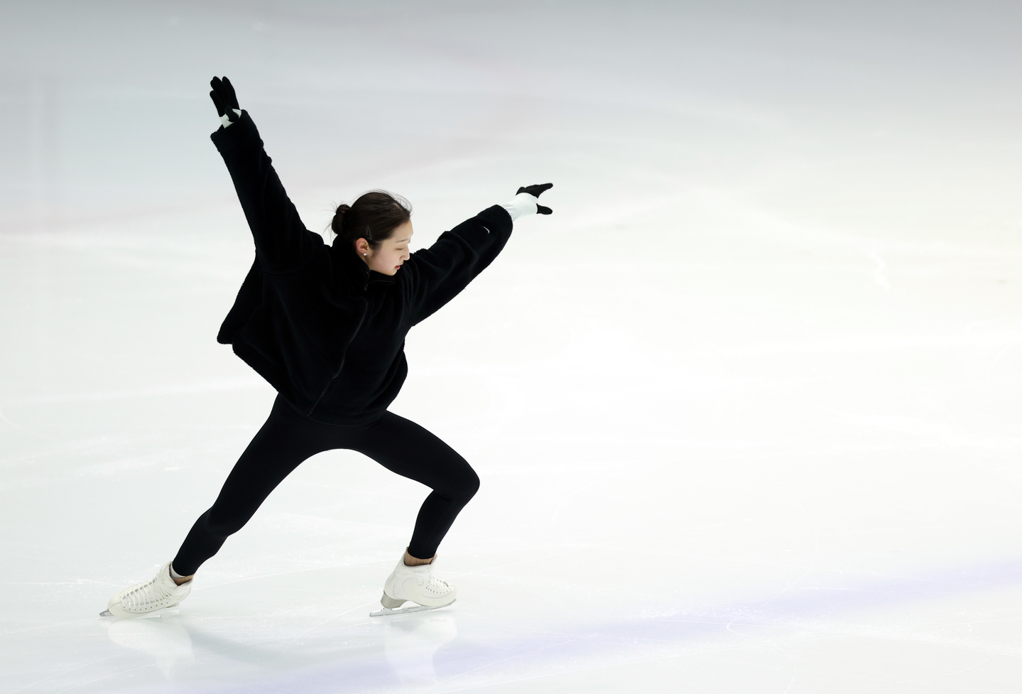 Figure skater Shin Ji-a trains at the Taereung National Training Center indoor ice rink in Nowon District, northern Seoul on Jan. 6. [YONHAP]