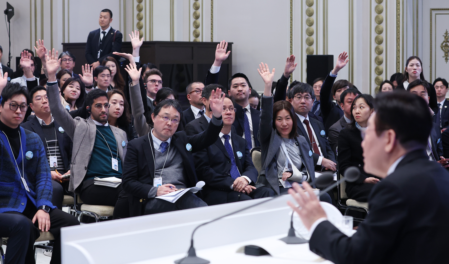 President Lee Jae Myung, right, takes questions from foreign correspondents at a New Year’s press conference at the Blue House's Yeongbingwan state guest house in central Seoul on Jan. 21. [JOINT PRESS CORPS] 
