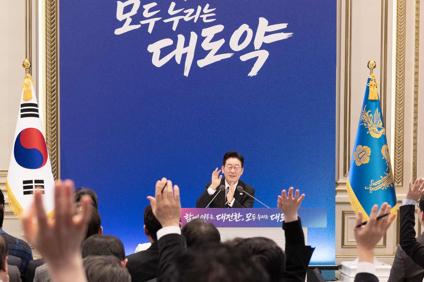 President Lee Jae Myung takes reporters' questions during a New Year’s press conference at the Yeongbingwan state guest house at the Blue House in central Seoul on Jan. 21 attended by some 160 Korean and foreign journalists. [JOINT PRESS CORPS]