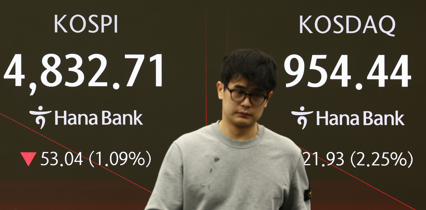 A screen in Hana Bank's trading room in central Seoul shows the Kospi trading in the morning hours of Jan. 21. [NEWS1]