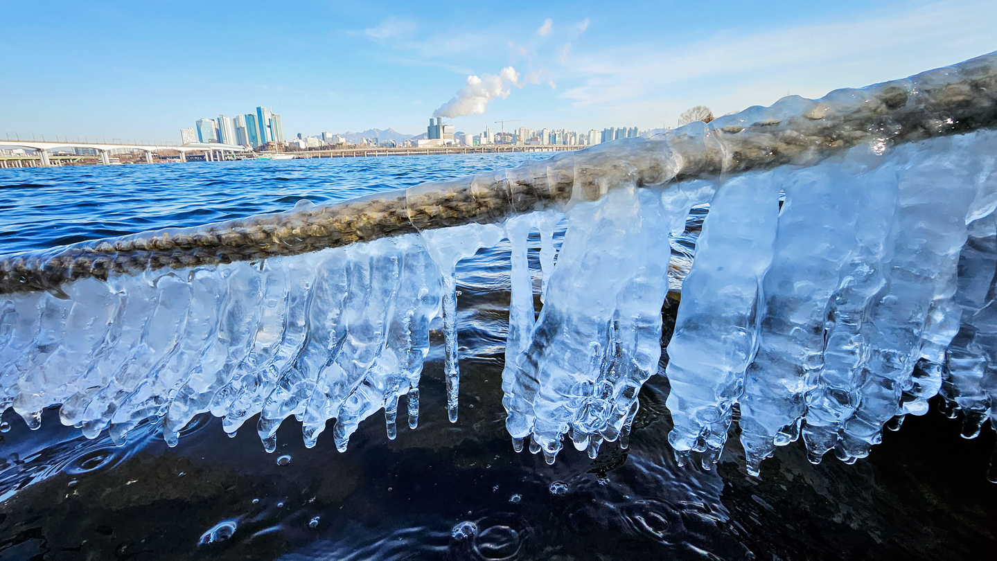 Icicles are seen frozen on the Han River bank near Yeouido, western Seoul, on Jan. 20, as a cold wave warning was issued for Seoul. [KIM JONG-HO]