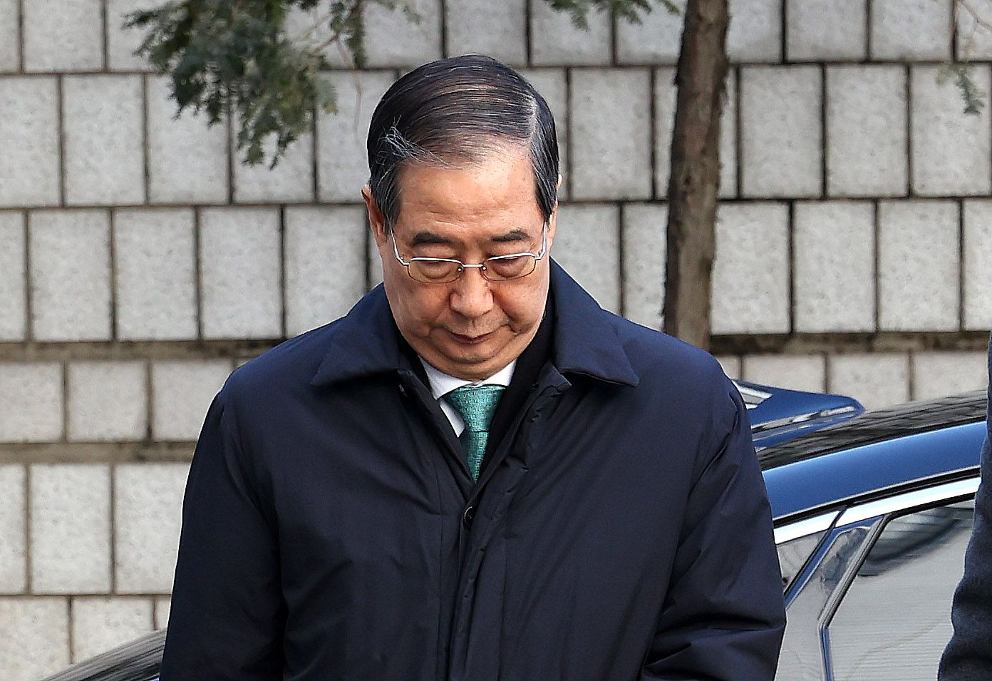Former Prime Minister Han Duck-soo attends an initial sentencing hearing in the case over charges of aiding and abetting the alleged ringleader of an insurrection and playing a key role in the insurrection at the Seoul Central District Court in Seocho District, southern Seoul, on the afternoon of Jan. 21. [NEWS1]