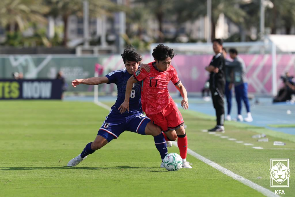 Kim Yong-hak of Korea, right, battles Haruta Kume of Japan for the ball during the teams' semifinal match at the Asian Football Confederation U-23 Asian Cup at King Abdullah Sports City Hall Stadium in Jeddah, Saudi Arabia, on Jan. 20. [KOREA FOOTBALL ASSOCIATION]