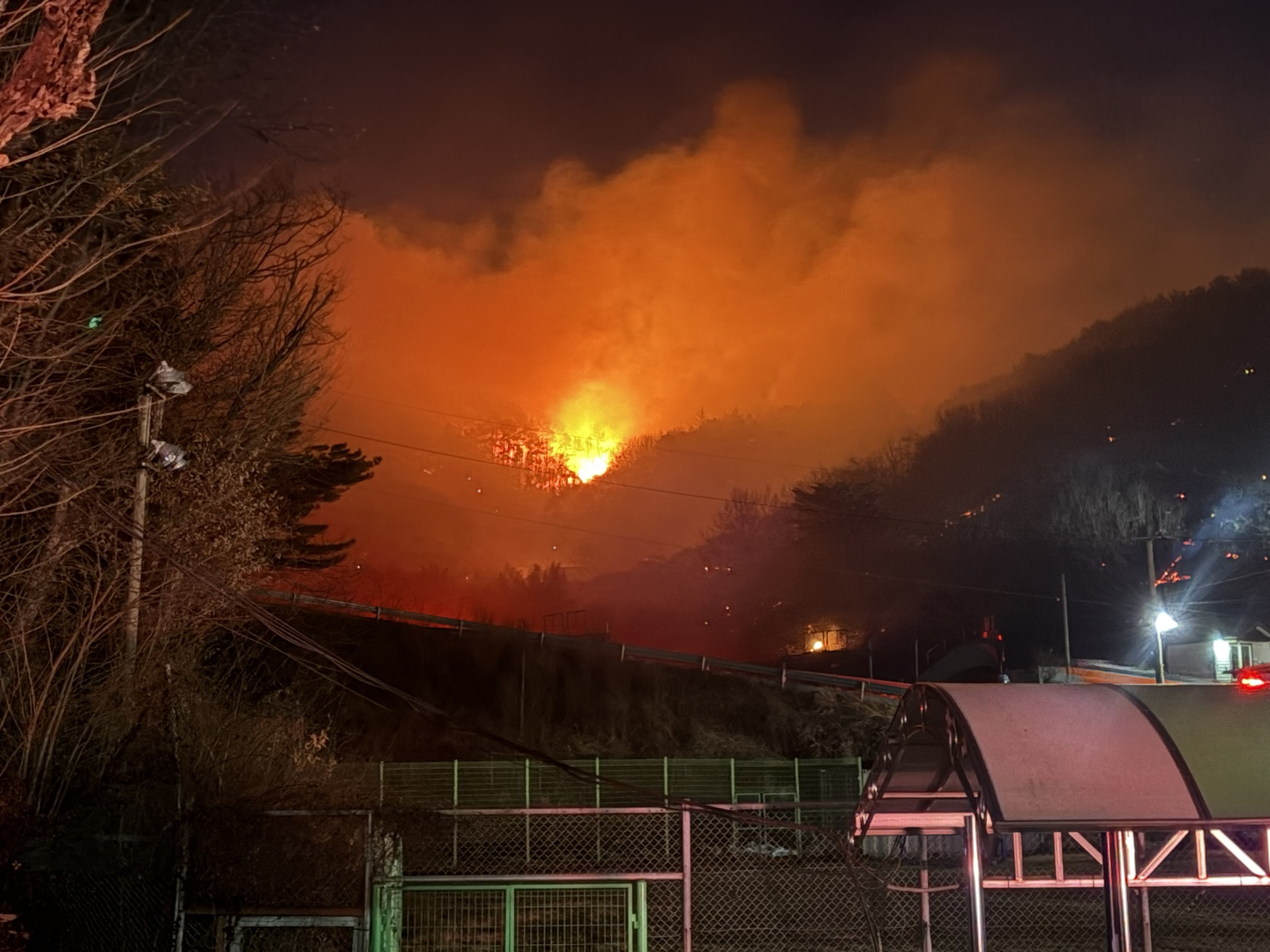 A wildfire blazes in the Mount Baegun area in Gwangyang, South Jeolla, on Jan. 21. [NEWS1]