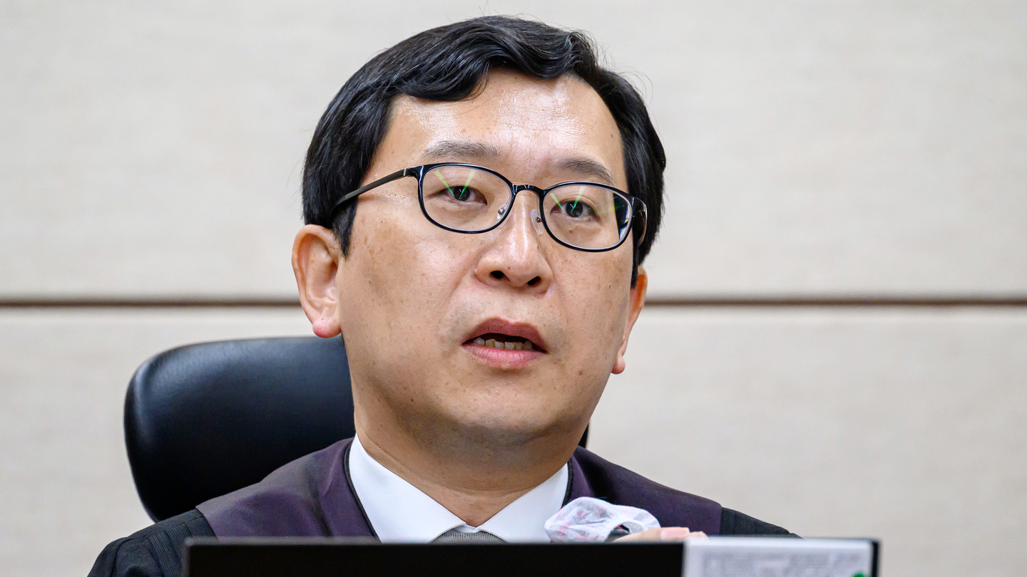 Presiding Judge Lee Jin-gwan hears the first trial in the case involving former Prime Minister Han Duck-soo over charges including aiding and abetting the alleged ringleader of an insurrection and perjury at the Seoul Central District Court in Seocho District, southern Seoul, on Sept. 30, 2025. [NEWS1]