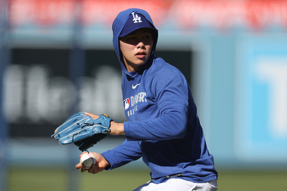 Los Angeles Dodgers second baseman Kim Hye-seong looks on before Game 4 of the 2025 MLB World Series against the Toronto Blue Jays at Dodger Stadium in Los Angeles on Oct. 28, 2025. [REUTERS/YONHAP]