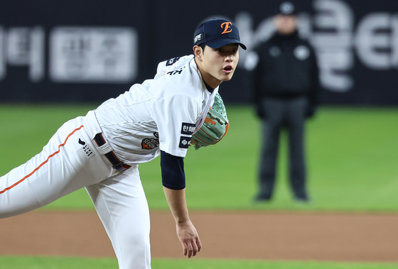 Hanwha Eagles pitcher Moon Dong-ju pitches during a KBO game against the LG Twins at Daejeon Hanwha Life Ballpark in Daejeon on Oct. 31, 2025. [NEWS1]