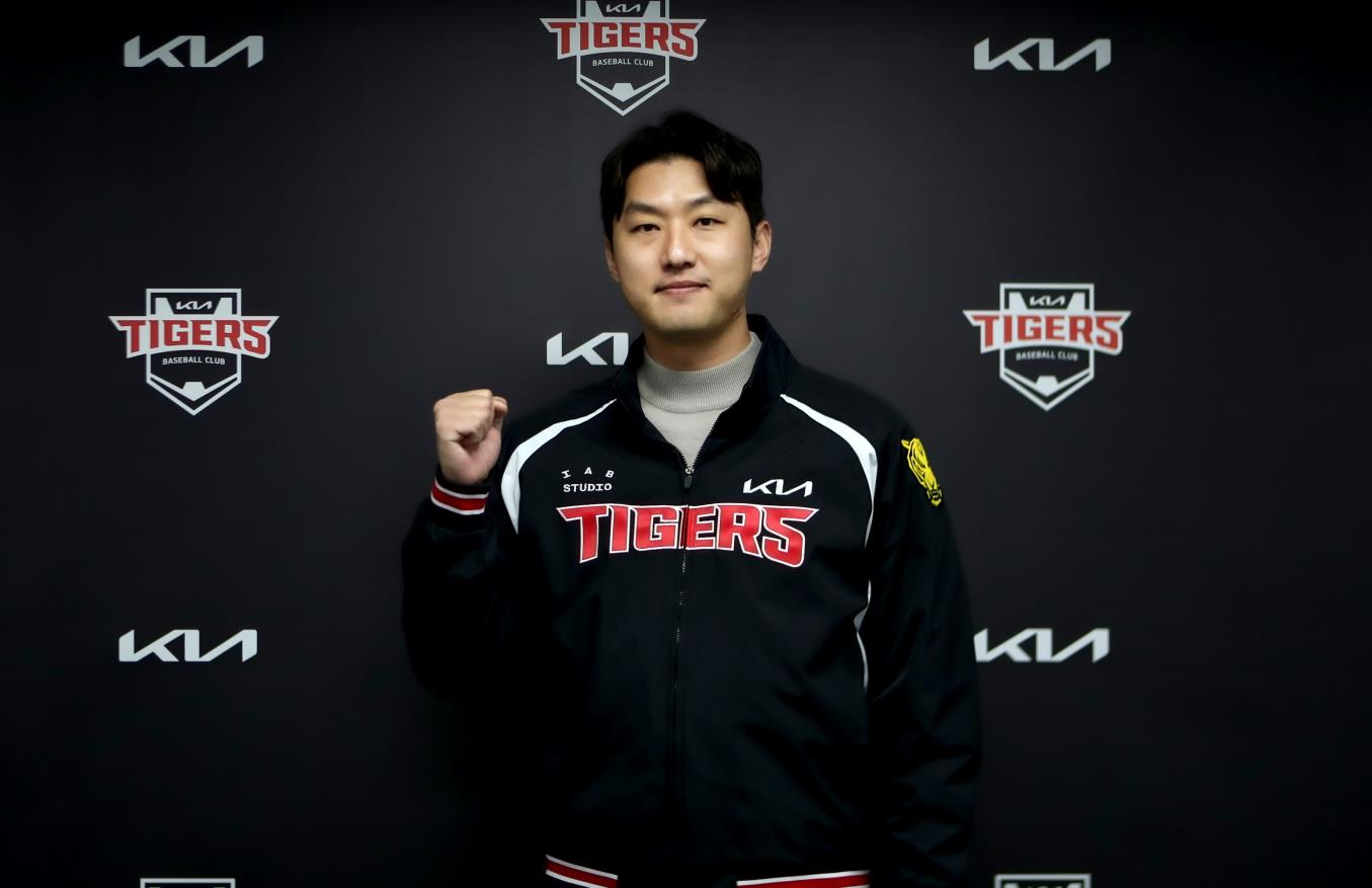 Kia Tigers pitcher Hong Geon-hui poses after signing a one-year contract with the team on Jan. 21. [YONHAP]