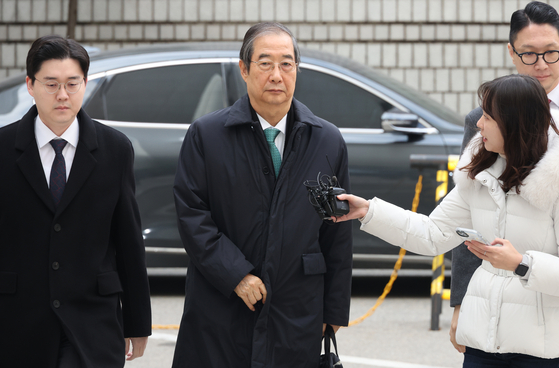 Former Prime Minister Han Duck-soo leaves the Seoul Central District Court on Nov. 26, 2025, after the conclusion of his sentencing hearing. [KANG JUNG-HYUN] 